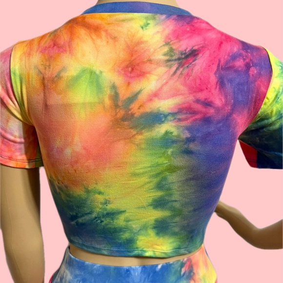 Buttery Soft Shorts & Crop Top - Picture 11 of 12